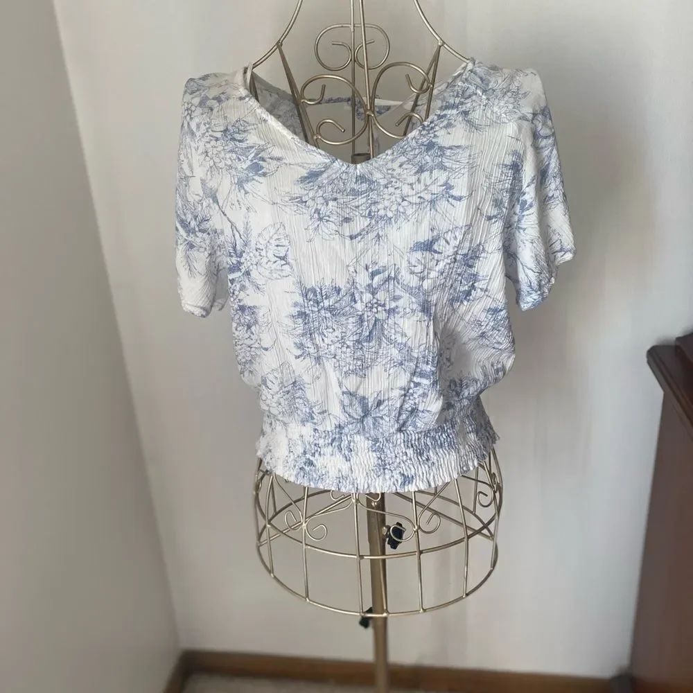 Paper Crane Floral Tie Neck Short Sleeve Top Size Small Blue